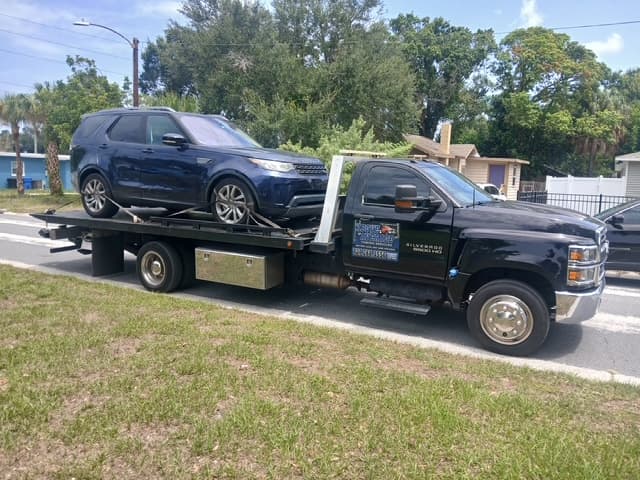Land Rover Discovery riding fully on the Above Average flatbed
